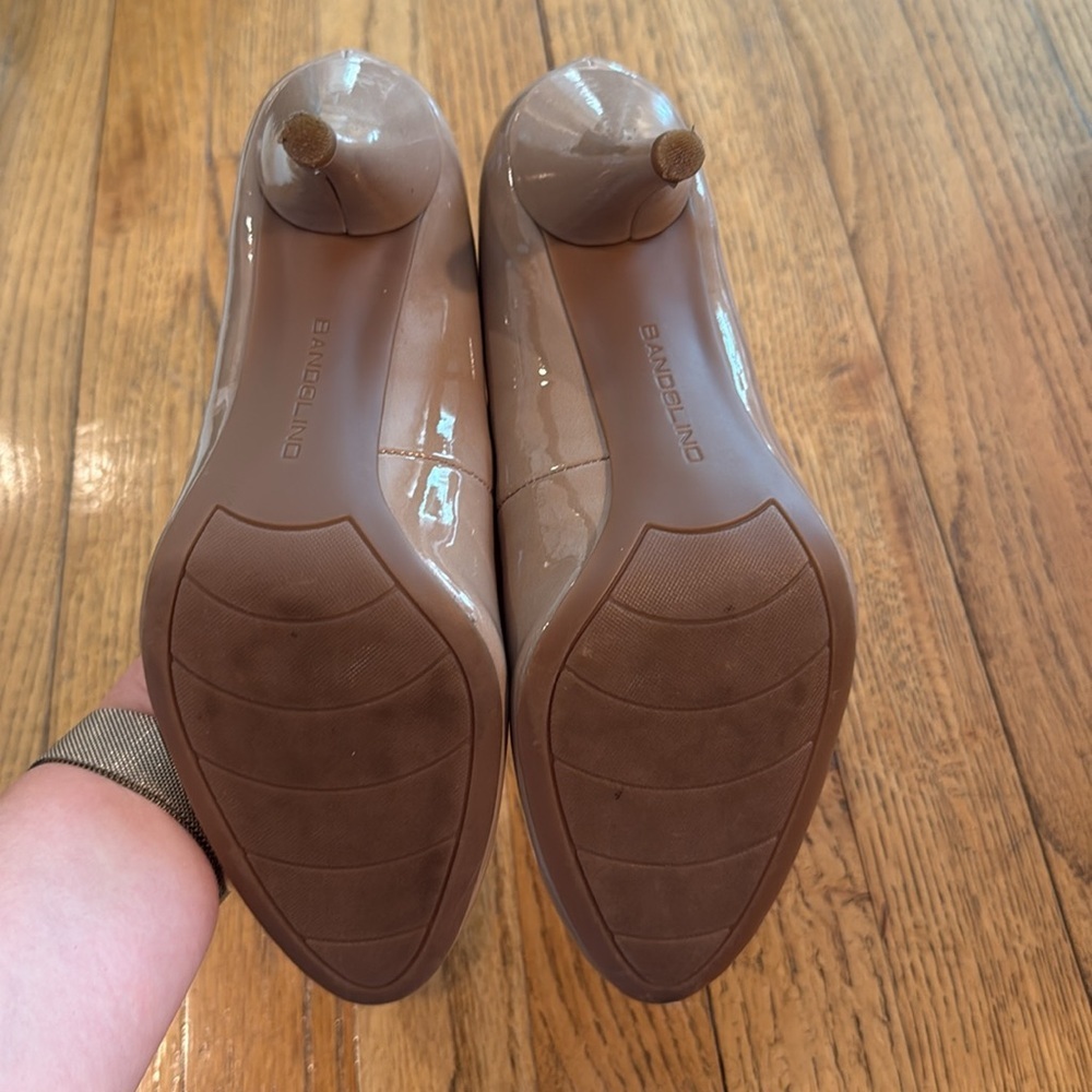 ✨ Bandolino Classic Tan Patent Heels — Size 8 ✨ - Picture 5 of 5